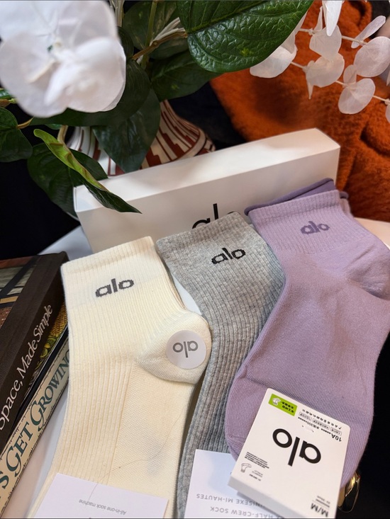 ALO Yoga Accessories - ALO Yoga 3-Pack Crew Socks in cream, Gray, Lavender